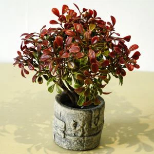 Umělé červené listy v květináči